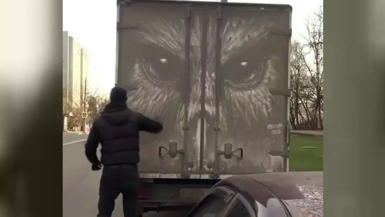 'Beni Yıka' yazısını abartan sokak sanatçısı