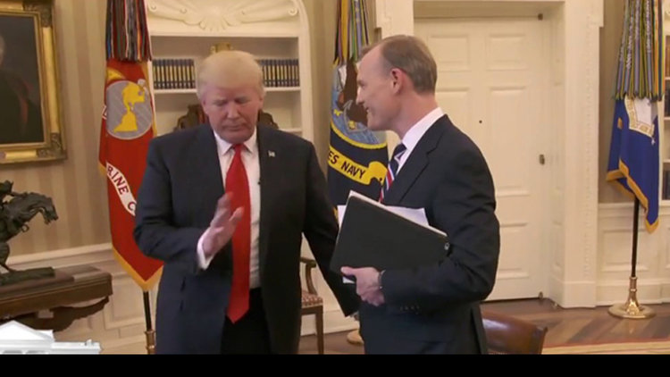 Trump, Obama ile ilgili sorulara sinirlendi