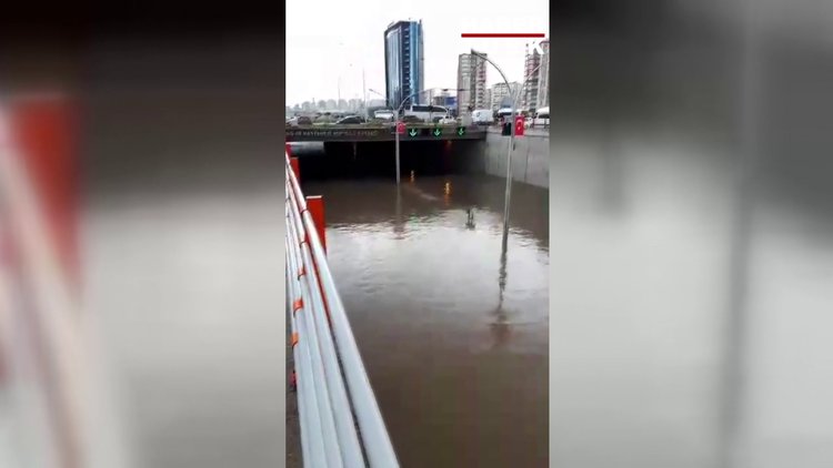 Diyarbakır'daki sağanak yağış sonrası alt geçit suyla doldu