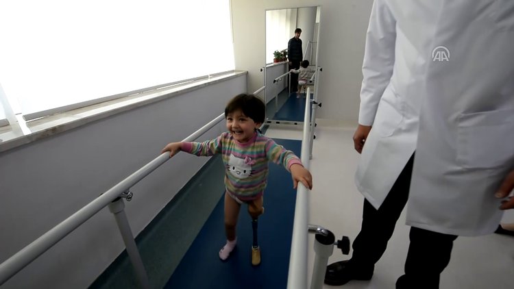 Minik Özge koşup oynayabilecek