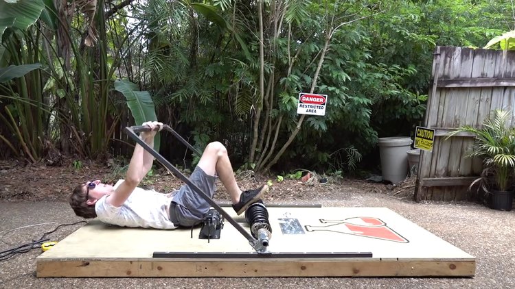 Kendine devasa fare kapanı yapan çılgın mucit