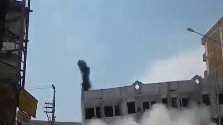 Cizre'de yıkım çalışması yapılan otel binası çöktü