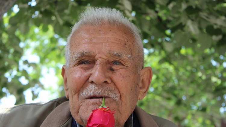 Sigarayı bırakmak için ağzına gül aldı