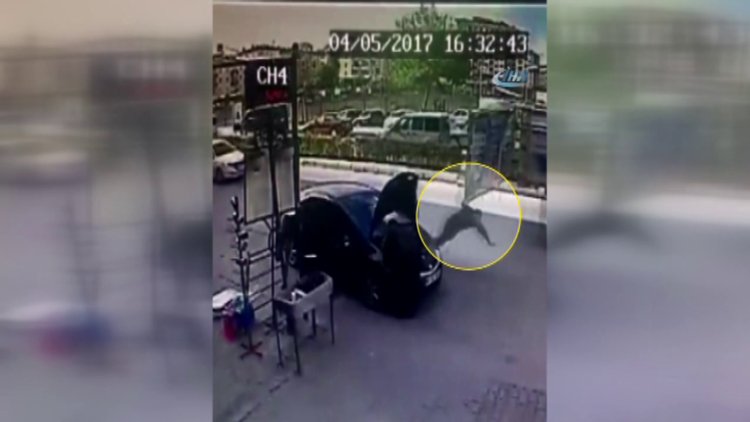 Kamyonun açık unutulan arka kapağı 2 kişiyi hastanelik etti