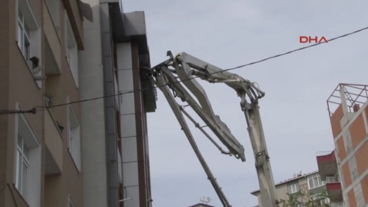 Beton pompası binaya çarptı