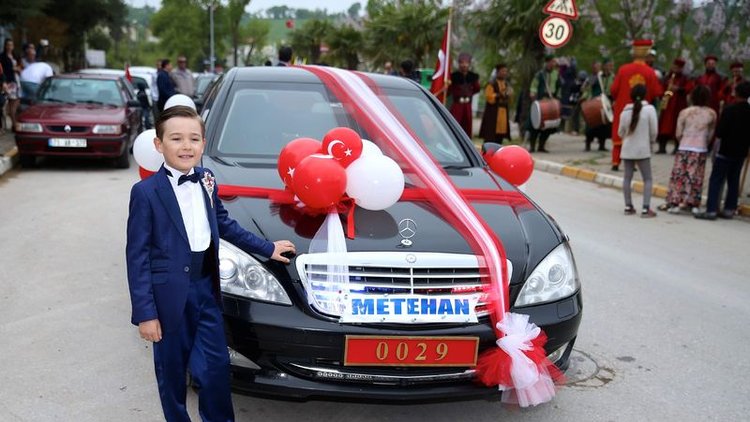 Makam aracı sünnet düğünü için süslendi