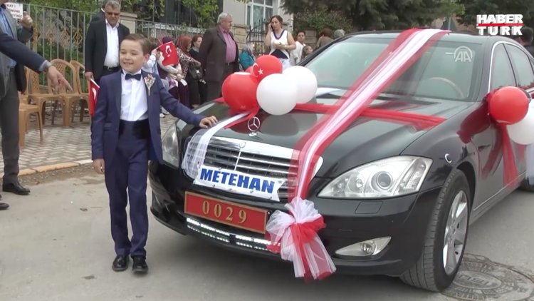 Bakan Işık'ın makam aracı sünnet düğünü için süslendi