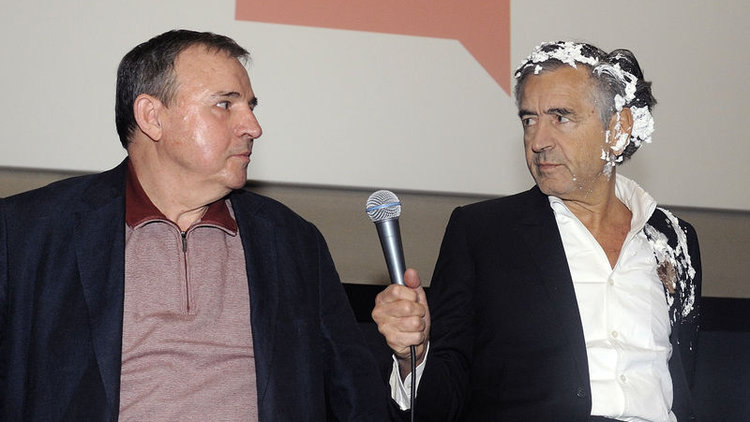 Filozofa pastalı protesto