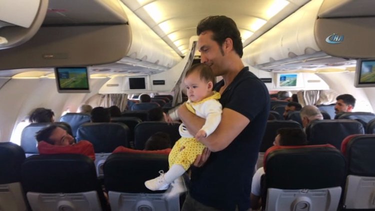 Ünlü sanatçı Kıraç, uçakta yolcuların bebeklerini gezdirdi