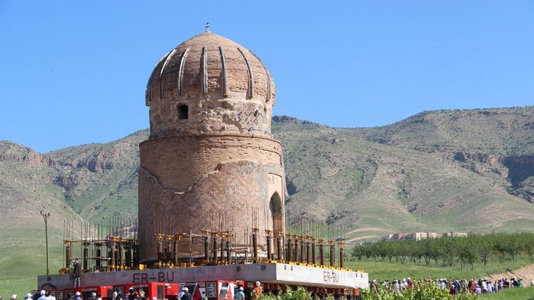 Tarihi Zeynel Bey Türbesi'nin taşınma işlemi başladı