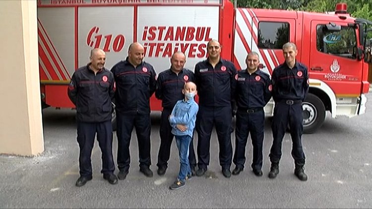 İtfaiyeciler, arkadaşlarının kanser hastası oğluna destek için saçlarını kazıttı