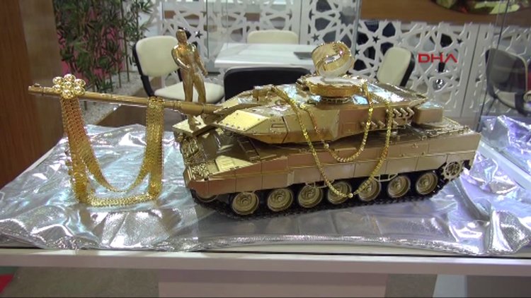 15 Temmuz şehitleri anısına 8 kilo altından tank yaptı
