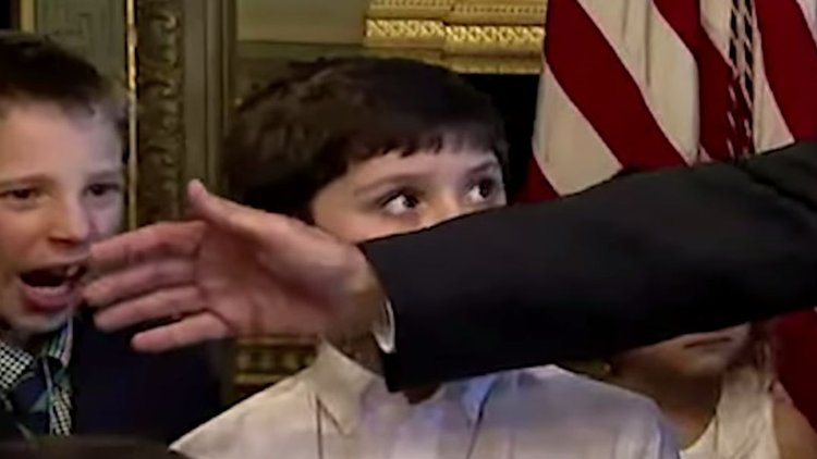 Trump'ın yardımcısına zorla özür diletti