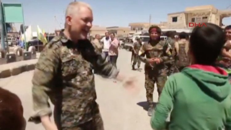 YPG ile birlikte savaşan İngiliz aktör, Tabka'da görüldü