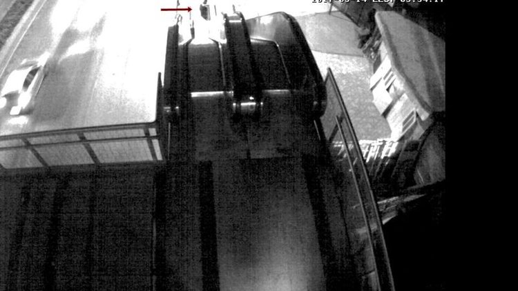 Yürüyen merdivene ayağı sıkışan adam kamerada