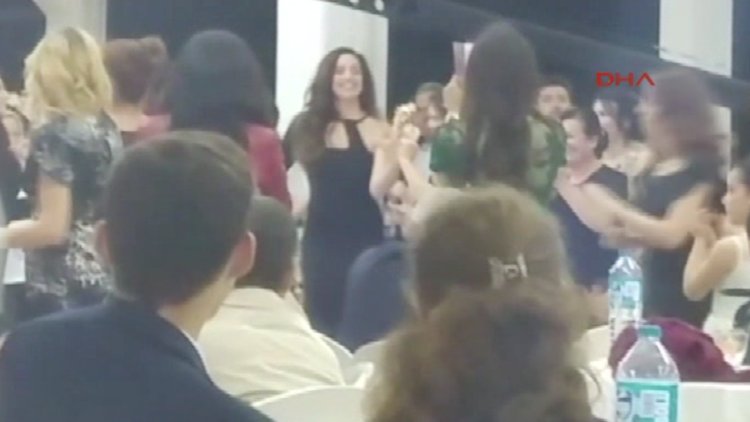 Azra Akın, Trakya düğününde Roman havalarıyla coştu