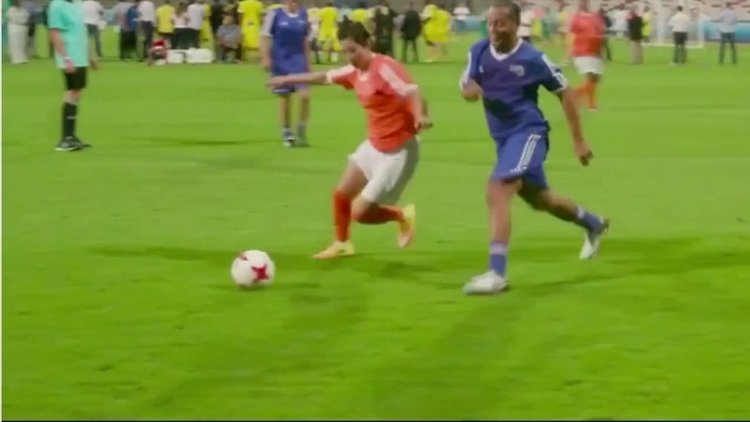 Ronaldinho'nun kadın futbolcuya attığı vücut çalımı