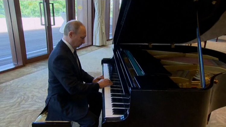 Putin Çin'de piyano çaldı