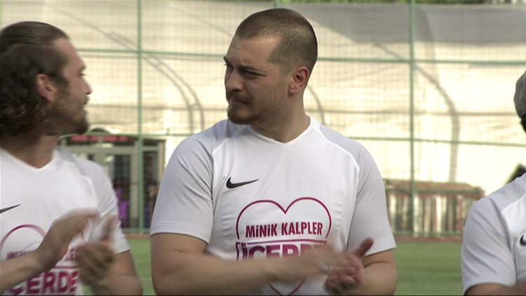 'İçerde' dizisinin oyuncuları, Minik Kalpler' için yeşil sahada