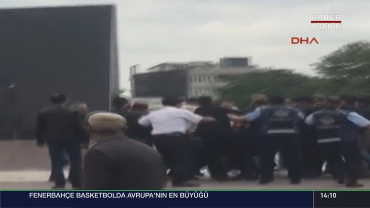Atatürk anıtına baltayla saldıran kişiyi halk linç etmek istedi