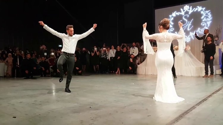 Hakan Çalhanoğlu'ndan zeybek şov