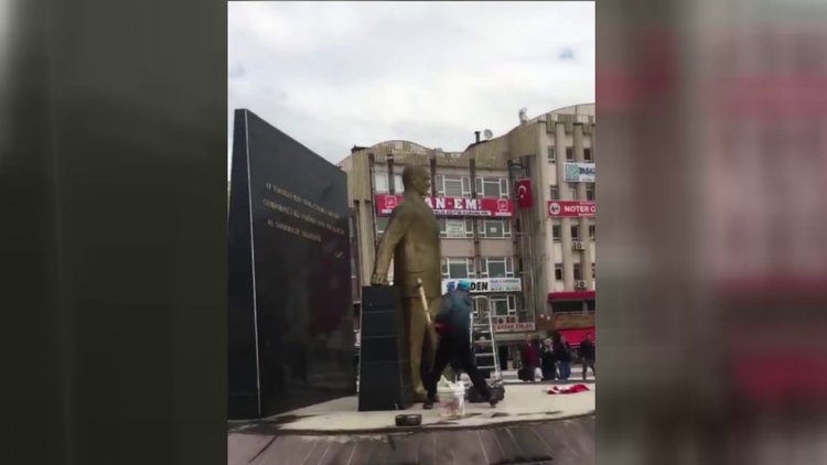 Atatürk anıtına baltayla saldırının yeni görüntüsü