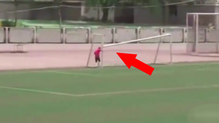 Şutuyla kale direğini kıran futbolcu