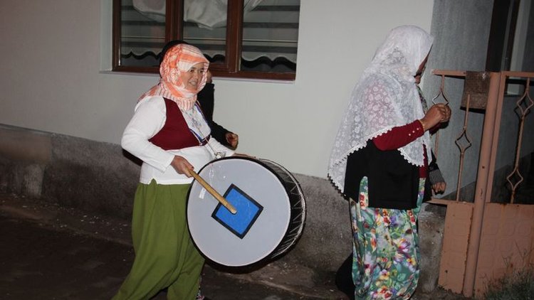 Kadınlar davul çalıp mani söyleyerek köylüyü sahura kaldırdı