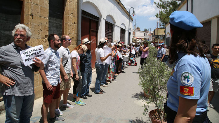 Kıbrıs'ta insan zinciri