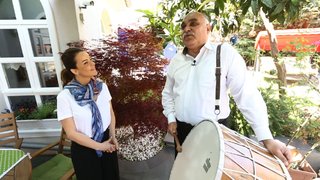 Nursel Ergin bugün, Mehpare Kaldırım ile Ramazan’a özel olarak arpa çorbası, karalahana dolması ve Laz böreği yapımını gösteriyor. ...