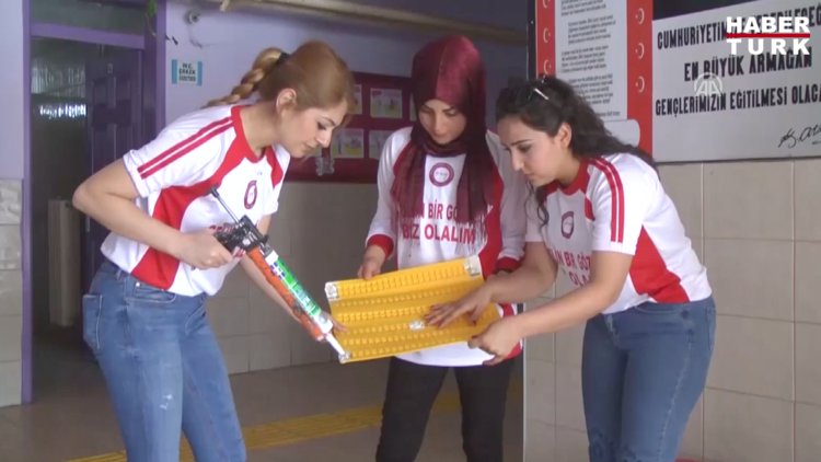 Üniversitelilerden görme engelli öğrencilere "hissedilir" destek