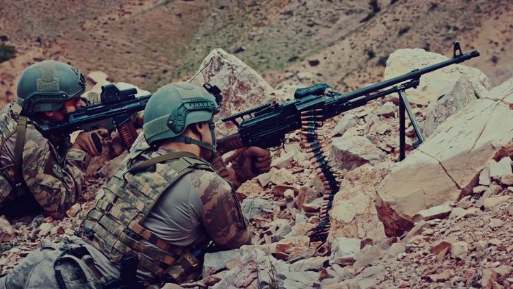 Jandarmalar klipte oynadı