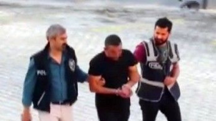 Kızları bıçakla kovaladı