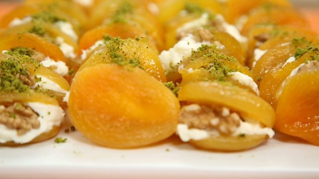 30 saniyede Cevizli Kayısı Tatlısı