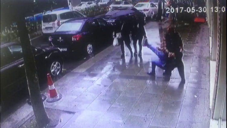 Cezayirli yankesicinin hırsızlık anı ve polise yakalanması kamerada