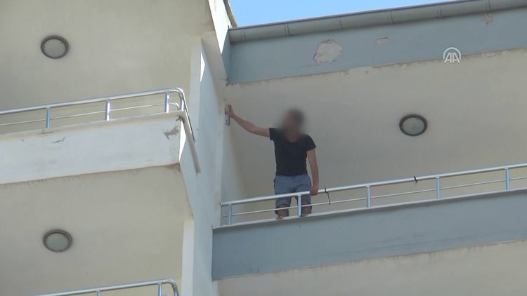 Evindeki eşyaları 14. kattan attı