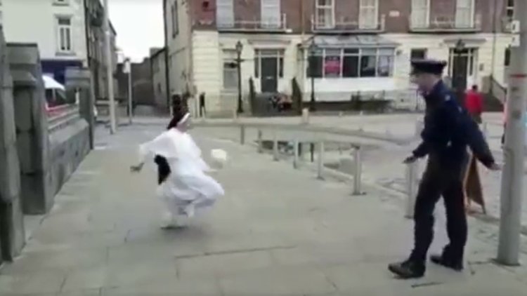 Polis ve rahibeden futbol şöleni