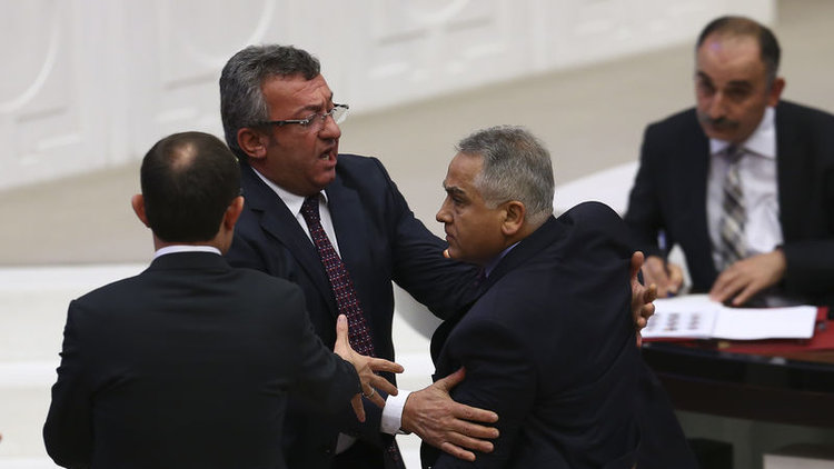 Meclis'te küfür kavgası