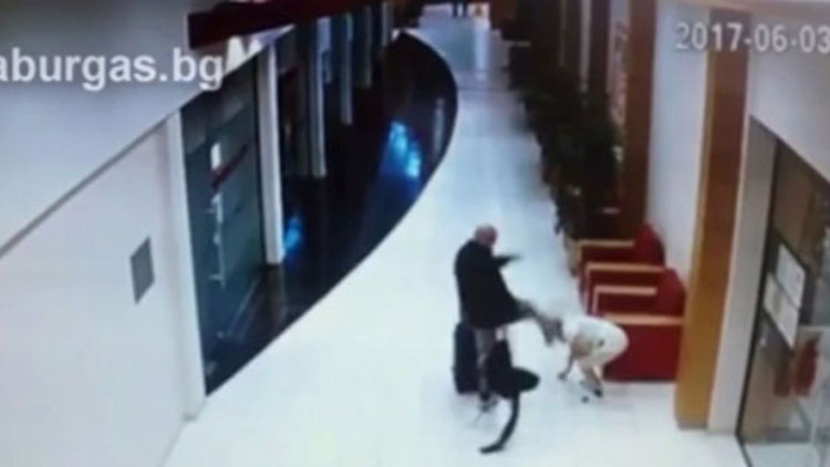 Otel koridorunda saldırı