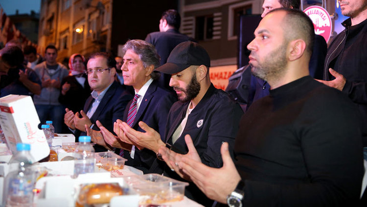 Real Madrid'in yıldız futbolcusu Karim Benzema iftar programına katıldı