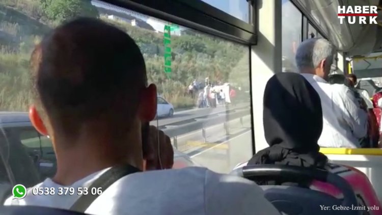 Gebze-İzmit yolunda kamyon devrildi trafik kilit