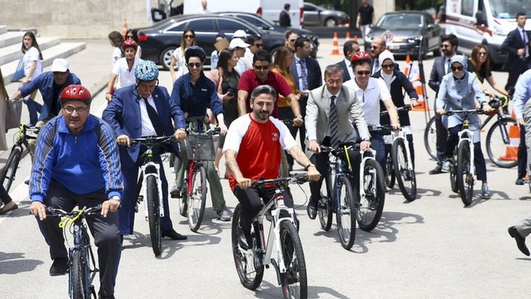 Milletvekilleri Meclis'te bisikletle tur attı