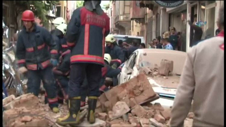 Kumkapı'da metruk bir bina çöktü