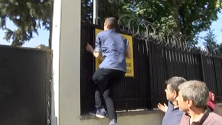 Sınava geç kalan öğrenci demir parmaklıklara tırmandı