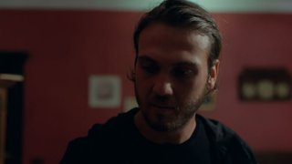 Mert, Melek'le ilgili çocukluk anılarını hatırlıyor.