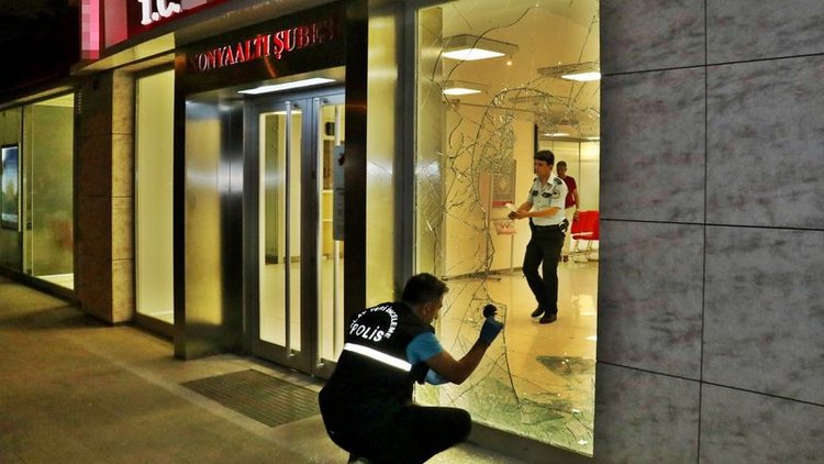 Bankaya baltayla girdi