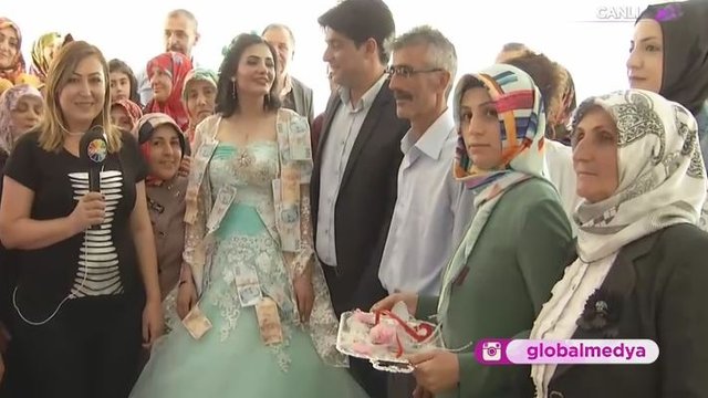 Melek ve Yusuf canlı yayında nişanlandı!