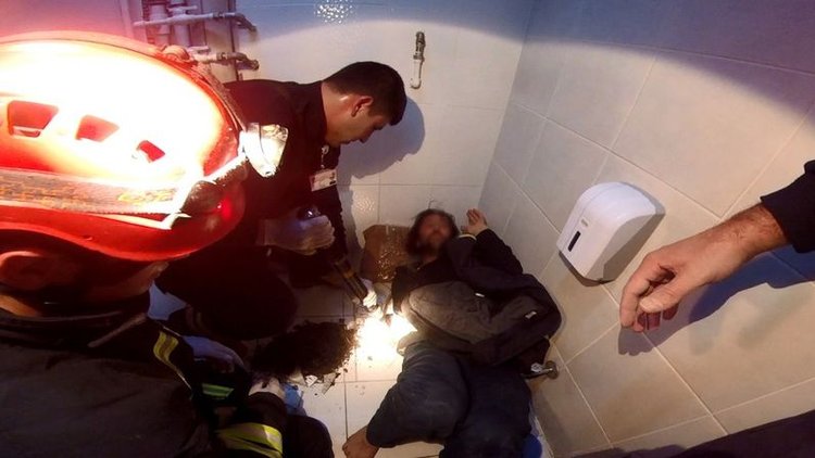 Kolu tuvalet deliğine sıkıştı