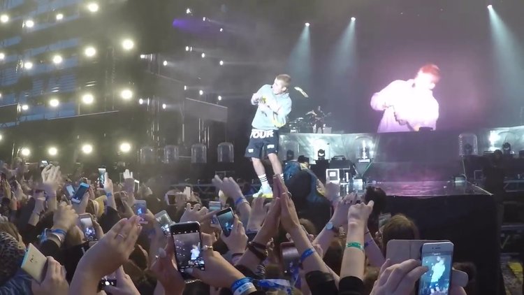 Hayranları Justin Bieber'a ayakkabı fırlattı