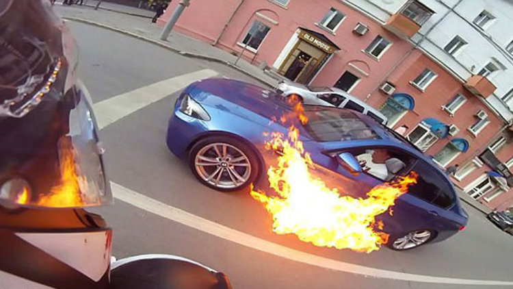 Aracı bir anda alev aldı